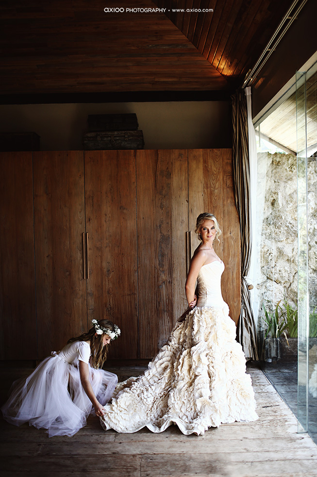 Axioo: Layers of Intricate Intimacies